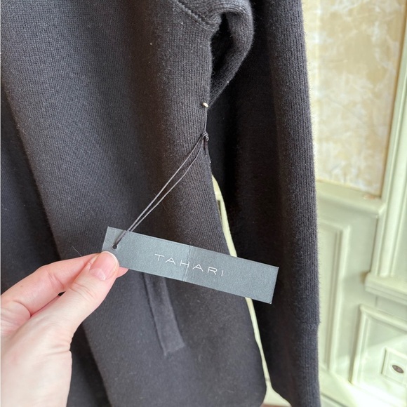 Tahari asymmetrical zip Sweater NWT- black- size L - Picture 3 of 5
